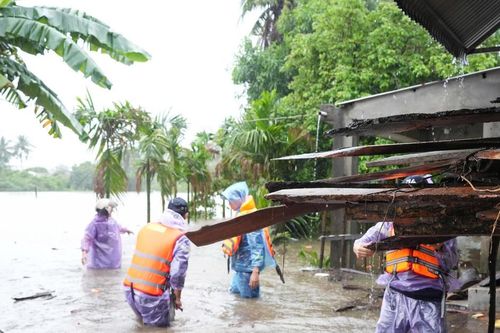 Quảng Ngãi: Nhiều khu dân cư ngập sâu, chính quyền hỗ trợ di dời
