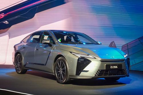 Rẻ hơn 600 triệu, Lexus ES bản hybrid khác gì so với bản thuần điện?