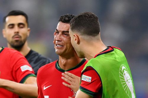 Vì sao không đồng đội nào ủng hộ Ronaldo?