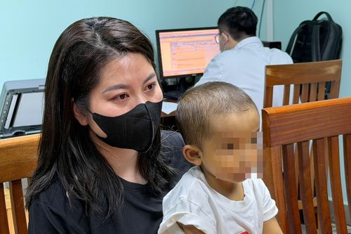 Đứa trẻ bị xa lánh vì làn da vàng như nghệ
