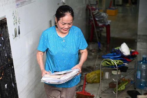Hầm xe khu biệt thự ở TP.HCM ngập nặng, cư dân trắng đêm cứu tài sản