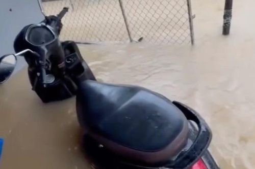 Nước chảy như suối, gây ngập nặng tại khu dân cư ở Đà Nẵng