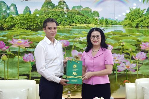 Ban Tuyên giáo Trung ương thăm, chúc mừng các nhà xuất bản