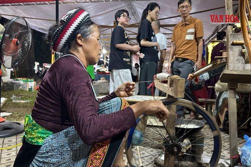 Đưa văn hóa Mông xuống phố qua câu chuyện sợi lanh