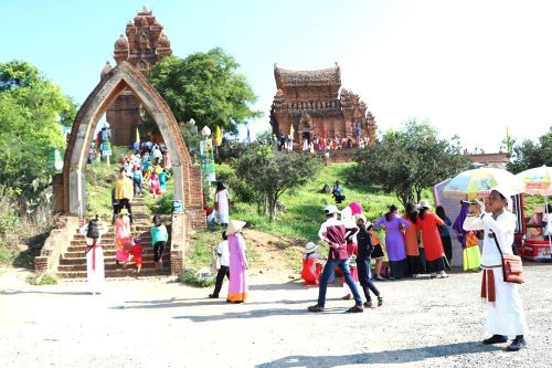 Rộn ràng tiếng kèn Saranai về trên bản làng Chăm