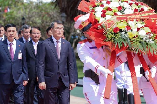 Thủ tướng Lê Minh Hưng đặt vòng hoa tại Đài tưởng niệm các chiến sĩ vô danh của Lào