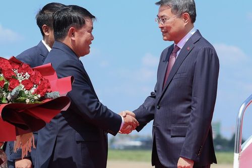 Thủ tướng Lê Minh Hưng tới Thủ đô Vientiane, bắt đầu chuyến thăm chính thức Lào