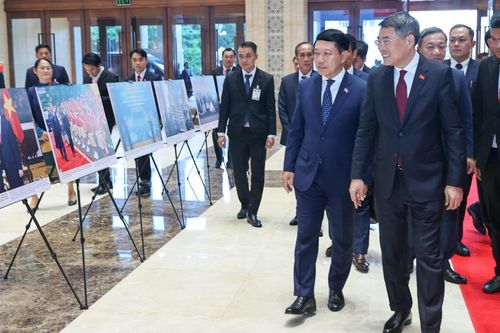 Hai Thủ tướng dự Hội nghị xúc tiến đầu tư Việt Nam-Lào: 'Gắn kết chiến lược' trong lĩnh vực kinh tế