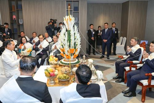 Thủ tướng Lê Minh Hưng dự lễ buộc chỉ cổ tay truyền thống của Lào