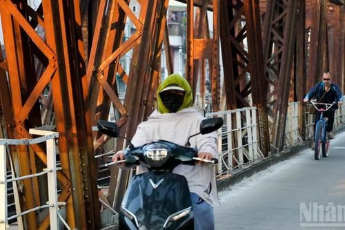 [Ảnh] Hà Nội se lạnh vào sáng sớm, người dân khoác áo ấm xuống phố