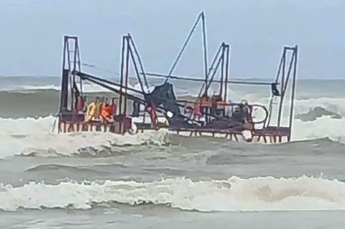 Quảng Trị: Cứu 5 công nhân bị nạn khi khảo sát, thăm dò địa chất dự án điện gió trên biển