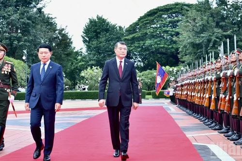 [Ảnh] Thủ tướng Lào Saleumxay Kommasith chủ trì Lễ đón chính thức Thủ tướng Chính phủ Lê Minh Hưng