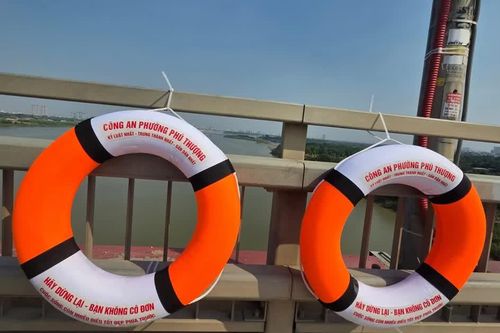 Gắn phao cứu sinh trên cầu Nhật Tân để ứng cứu người gặp nạn