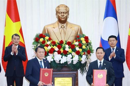 [Ảnh] Thủ tướng Lê Minh Hưng và Thủ tướng Lào Saleumxay Kommasith chứng kiến lễ trao văn kiện hợp tác