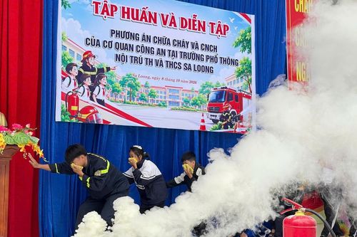 Trang bị kỹ năng PCCC, CNCH cho học sinh vùng biên giới