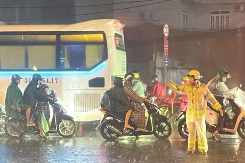 CSGT xuyên đêm hỗ trợ người dân trong mưa lớn
