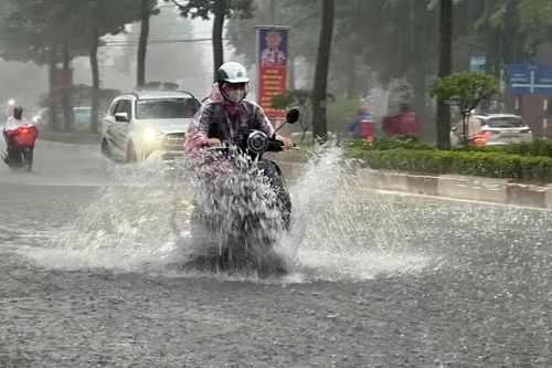 Mưa lớn đúng giờ tan ca, nhiều tuyến đường ở Đồng Nai ngập sâu