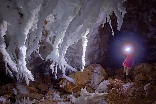 Hang động kỳ lạ nhất nước Mỹ: Bên trong có cả chùm thạch cao dài 6 mét