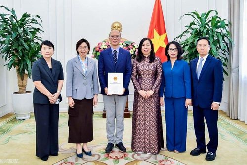 Thứ trưởng Ngoại giao Lê Thị Thu Hằng trao Giấy phép mở lại Văn phòng thường trú KBS (Hàn Quốc) tại Việt Nam