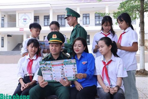 Bồi đắp tình yêu biên cương từ mái trường liên cấp