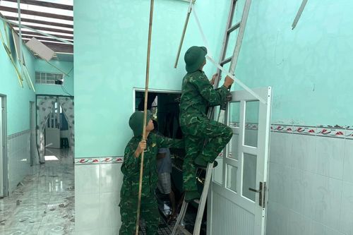 Đồn Biên phòng cửa khẩu cảng Hòn Chông giúp dân khắc phục hậu quả lốc xoáy