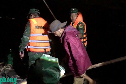 Bắt quả tang vụ khai thác cát trái phép ở đầm Thị Nại