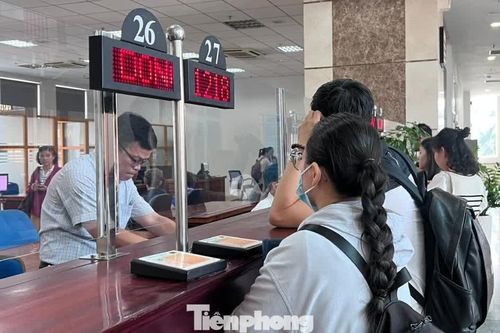 Khổ sở trong vai giám đốc, cú sốc 'tuýt còi' xuất cảnh