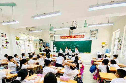 Hiệu trưởng nói gì khi dừng chương trình tiếng Anh liên kết?