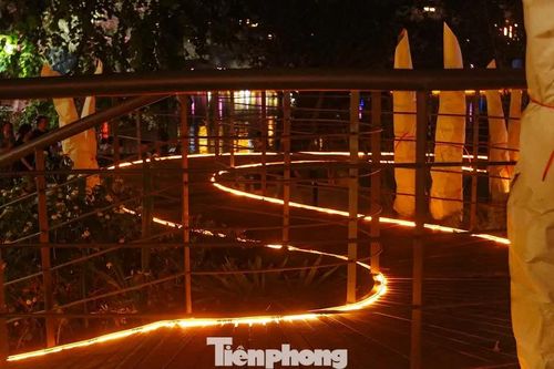 Cầu cạn hình dải lụa ở hồ Hoàn Kiếm huyền ảo về đêm