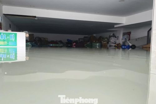 Tầng hầm biệt thự, ngân hàng ở TPHCM ngập sâu, nhiều tài sản ngâm trong nước