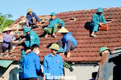 Thanh niên đội nắng, góp sức giải phóng mặt bằng cao tốc nghìn tỉ