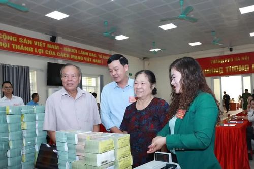 Người dân nhận bao tải tiền bồi thường giải phóng mặt bằng: Có rủi ro?