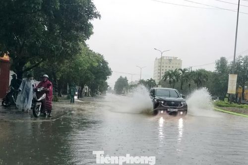CLIP: Mưa như trút, nhiều tuyến phố phía nam Đà Nẵng ngập sâu