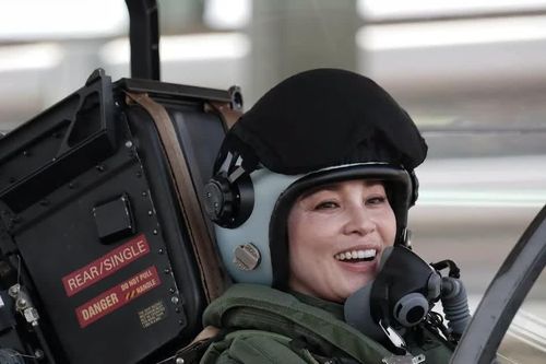 Khoảnh khắc Nhà vua Thái Lan dõi theo Hoàng hậu lái tiêm kích Gripen