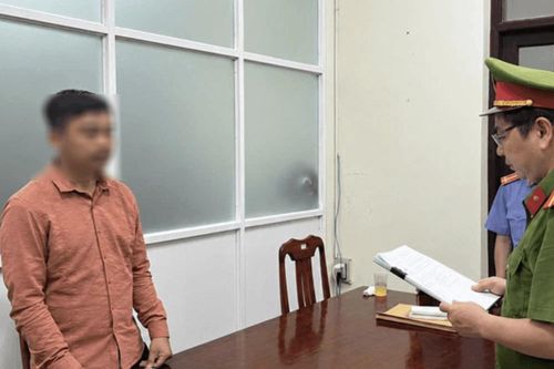 Bán 2 xe tải của chủ để trả nợ cờ bạc