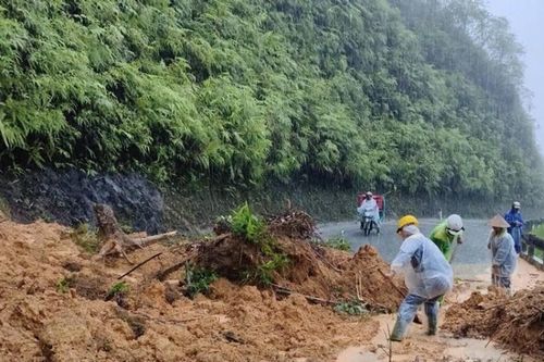 Huế mưa lớn kéo dài, cảnh báo lũ quét, sạt lở