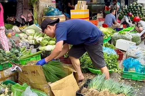 Giá rau củ tăng mạnh, một loại rau gia vị đắt ngang 1kg thịt heo