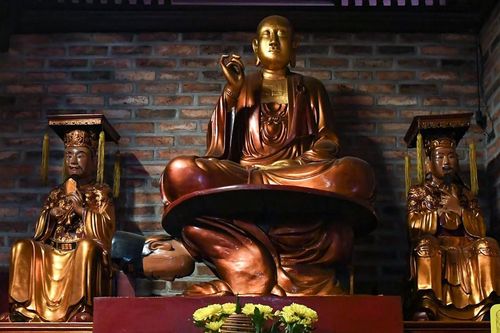 Bức tượng 'vua cõng Phật' và bài học về quyền lực biết cúi mình