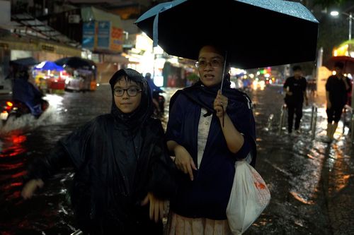 TPHCM mưa lớn kéo dài, phụ huynh lội nước gần 3km để đón con tan học