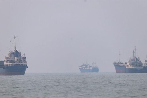 Iran dọa chặn các tuyến đường 'bất hợp pháp' qua eo biển Hormuz