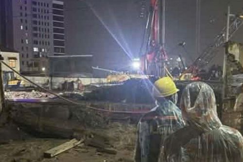 Vỡ tường bao công trình, bùn đất tràn vào nhà dân
