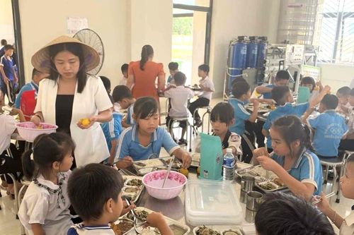 Hiệu trưởng 'dám làm', bữa ăn bán trú học sinh nội trú vùng biên thêm chất