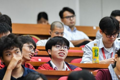 Đại học Bách khoa Hà Nội tặng mỗi sinh viên 100.000 đồng