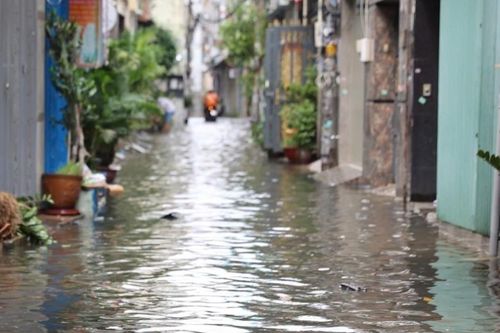Dọn đồ do nước tràn vào phòng trọ, người đàn ông bị điện giật tử vong ở TPHCM