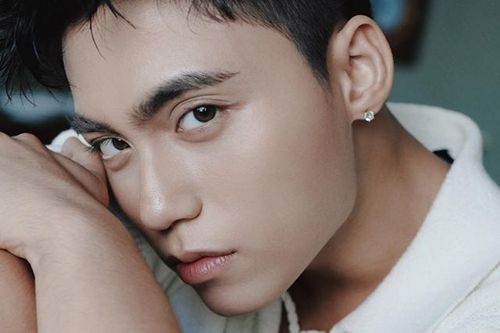 Bất ngờ trước vẻ nam tính mềm mại khác lạ của MONO
