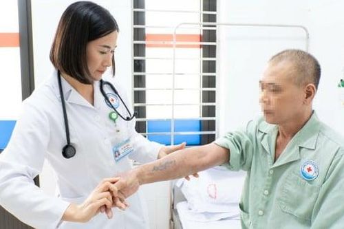 Tắm thuốc nam không rõ nguồn gốc, da toàn thân tổn thương nặng