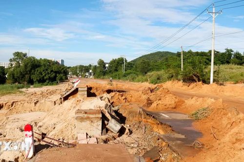 Khắc phục cát tràn, sạt lở các tuyến đường vào Mũi Né sau mưa lớn