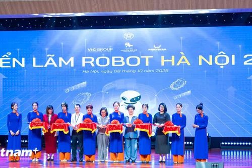 Hàng trăm robot 'đổ bộ' Hà Nội: Học sinh hào hứng trải nghiệm công nghệ tương lai