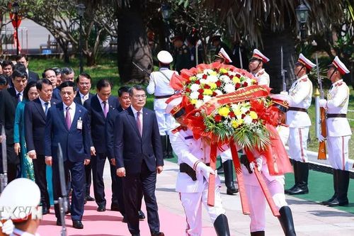 Thủ tướng Lê Minh Hưng đặt vòng hoa tại Đài liệt sỹ vô danh Lào