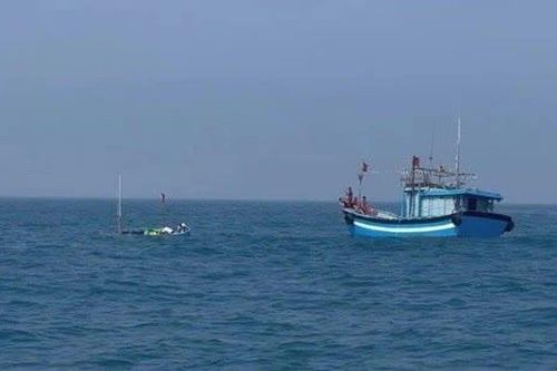 Quảng Trị: Kịp thời cứu 5 công nhân gặp nạn khi đang làm việc trên biển